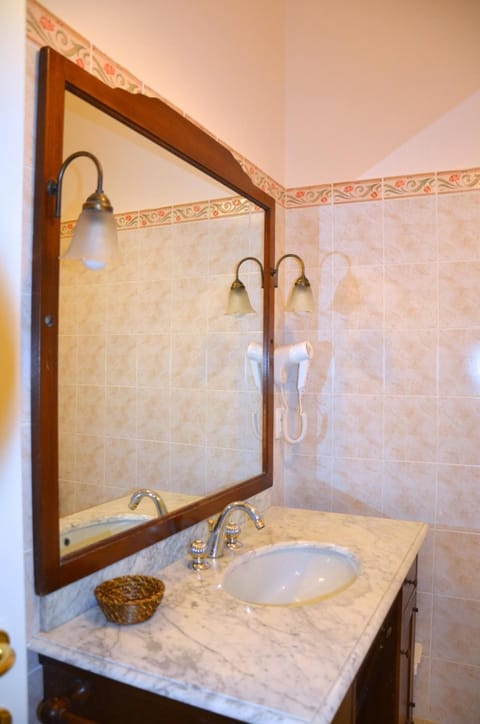 Shower, free toiletries, hair dryer, bidet