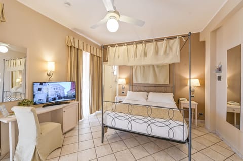 Junior Suite (Deluxe) | In-room safe, desk, blackout drapes, free WiFi