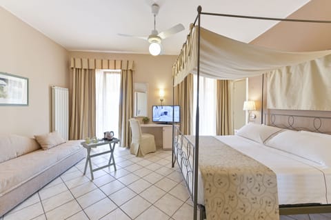 Junior Suite (Deluxe) | In-room safe, desk, blackout drapes, free WiFi