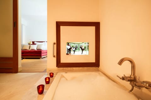 Pool Access LaZzzzz Suite | Bathroom | Separate tub and shower, free toiletries, hair dryer, bathrobes