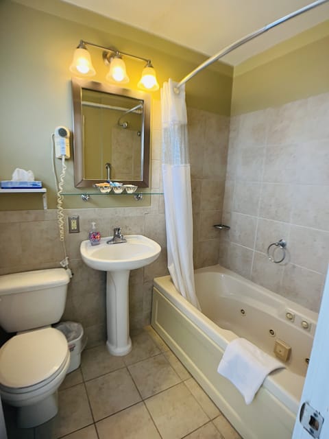 2nd Floor, Front Ocean View, 1 King Bed | Bathroom | Combined shower/tub, free toiletries, hair dryer, towels