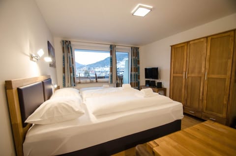 Studio, Mountain View ( incl. 50€ + 12€ pp service fee) | 1 bedroom, iron/ironing board, cribs/infant beds, free WiFi