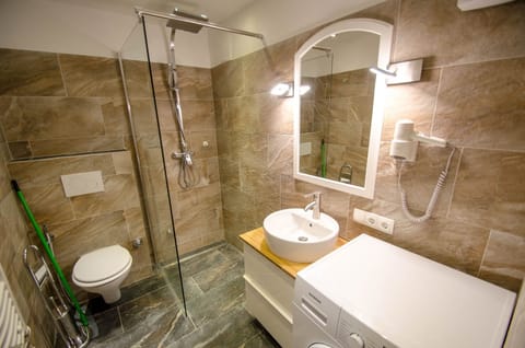 Studio, Mountain View ( incl. 50€ + 12€ pp service fee) | Bathroom | Shower, rainfall showerhead, hair dryer