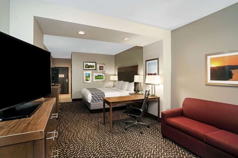 Deluxe Suite, 1 King Bed, Non Smoking | Pillowtop beds, desk, soundproofing, iron/ironing board