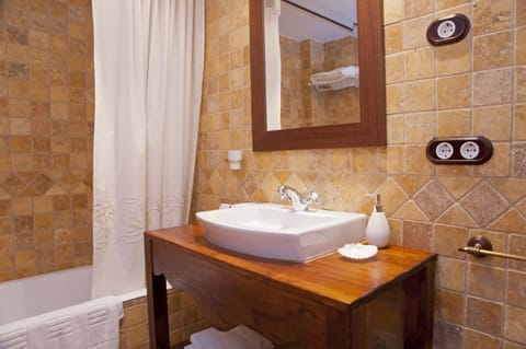 Design Double Room | Bathroom | Combined shower/tub, designer toiletries, hair dryer, towels