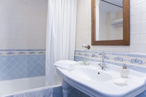 Romantic Double Room | Bathroom | Combined shower/tub, designer toiletries, hair dryer, towels