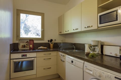 Full-size fridge, microwave, oven, stovetop