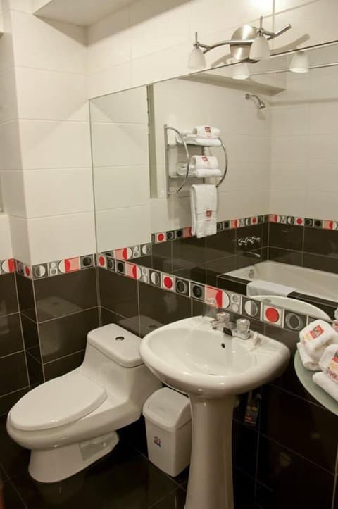 Combined shower/tub, towels