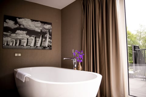 Royal Suite | Bathroom | Free toiletries, hair dryer, bathrobes, slippers