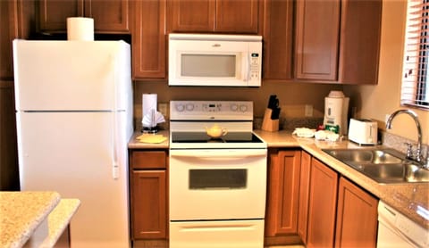 Full-size fridge, microwave, coffee/tea maker, toaster