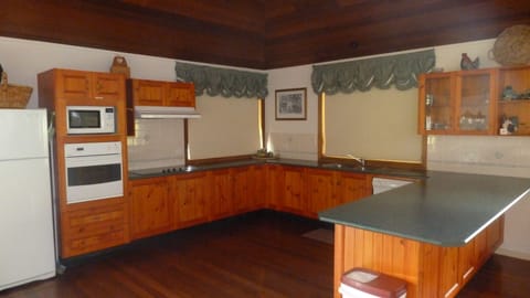 House, 3 Bedrooms | Private kitchen | Full-size fridge, microwave, oven, stovetop