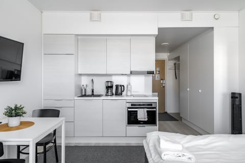 Standard Studio | Private kitchen | Full-size fridge, microwave, oven, stovetop