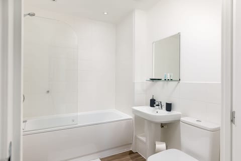 Deluxe Apartment | Bathroom | Shower, hair dryer, towels