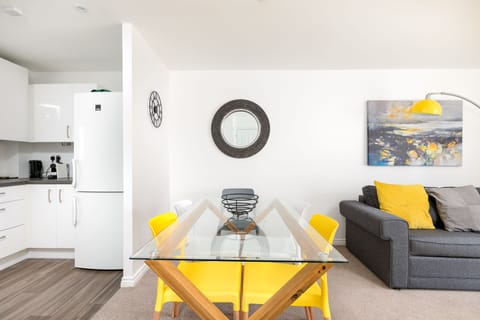 Deluxe Apartment | Living room | Flat-screen TV