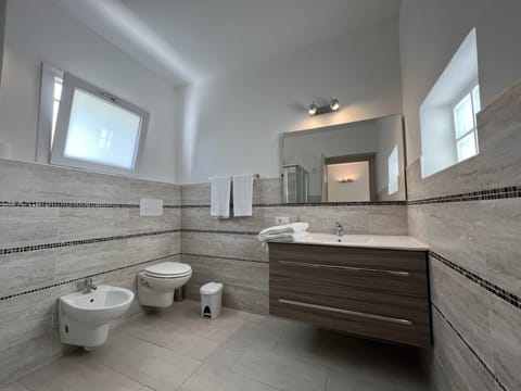 Double Room, 1 Queen Bed (Mare) | Bathroom | Shower, hair dryer, bidet, towels