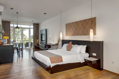 Signature Loft | Premium bedding, pillowtop beds, minibar, in-room safe