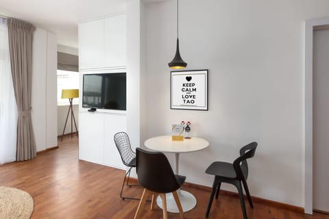 Executive Suite | Living room | Smart TV