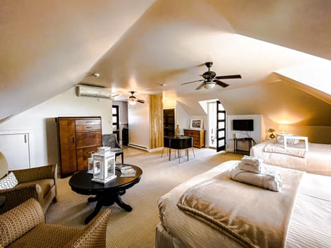 Executive Suite, 2 Queen Beds, Kitchenette | Individually decorated, free WiFi, bed sheets