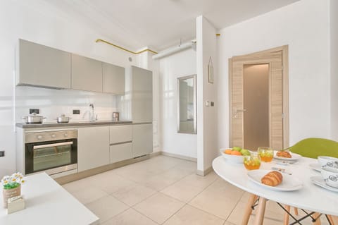 Premier Studio | Private kitchen | Fridge, oven, stovetop, coffee/tea maker