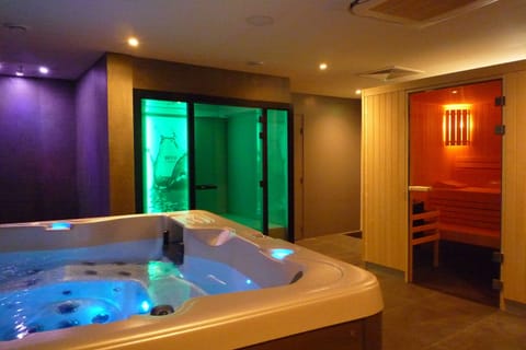 Indoor spa tub