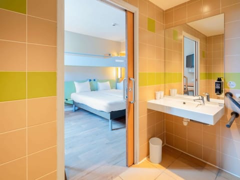 Desk, blackout drapes, soundproofing, free WiFi