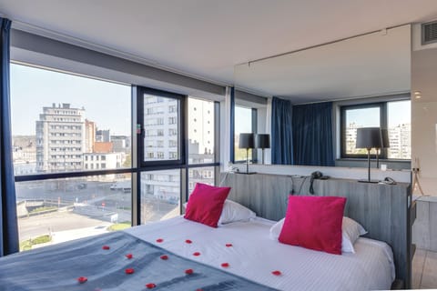 Honeymoon Suite, 1 Bedroom | Minibar, blackout drapes, soundproofing, free WiFi