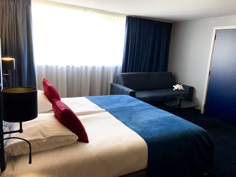 Executive Room, Private Bathroom | Minibar, blackout drapes, soundproofing, free WiFi