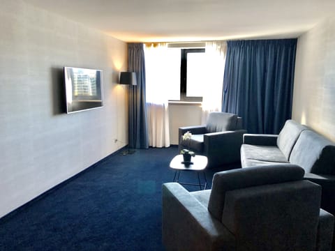 Suite | Minibar, blackout drapes, soundproofing, free WiFi