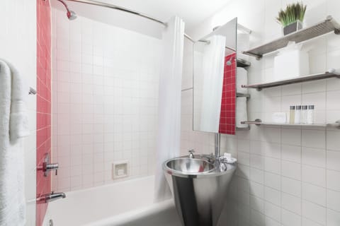 Classic Quadruple Room | Bathroom | Free toiletries, hair dryer, towels, soap