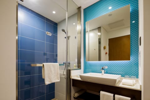 Standard Room, 2 Twin Beds | Bathroom | Shower, rainfall showerhead, towels