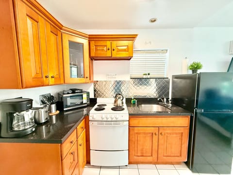 Studio, 1 Queen Bed, Kitchen | Private kitchen | Fridge, microwave, oven, stovetop