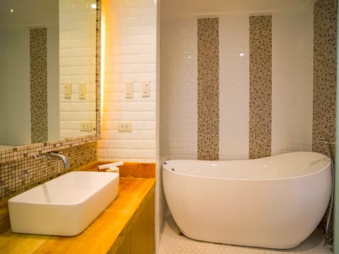Signature Studio Suite | Bathroom | Shower, free toiletries, towels