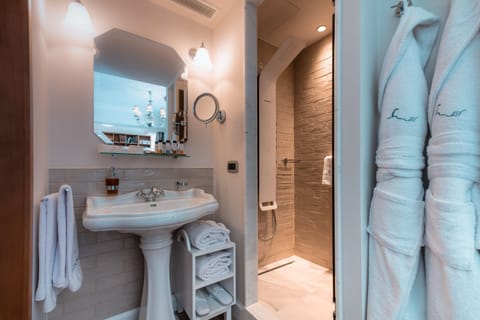 K Suite Sea View | Bathroom | Shower, free toiletries, hair dryer, bathrobes