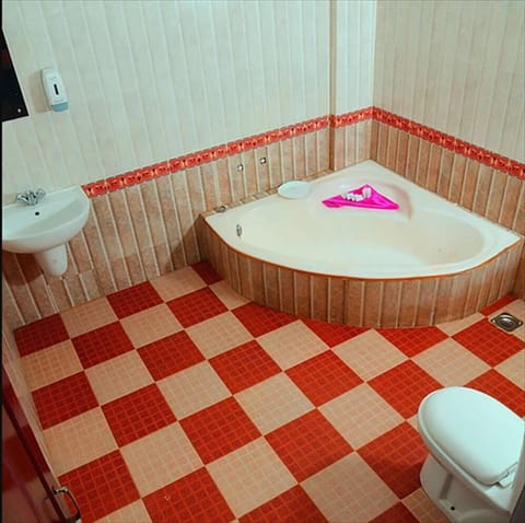 Deluxe Double Room, Garden View | Bathroom | Shower, free toiletries