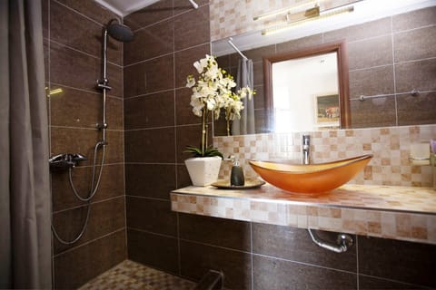 Elite Villa, Multiple Bedrooms, Private Pool, Sea View | Bathroom | Shower, hydromassage showerhead, free toiletries, hair dryer