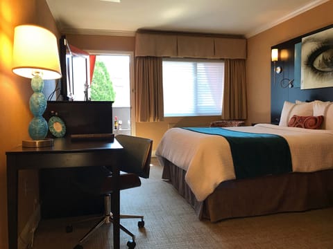 Deluxe Room, 1 Queen Bed | Hypo-allergenic bedding, pillowtop beds, in-room safe, desk