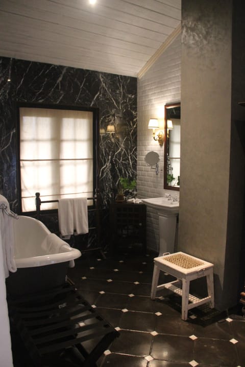 Heritage Suite | Bathroom | Separate tub and shower, rainfall showerhead, hair dryer, bathrobes