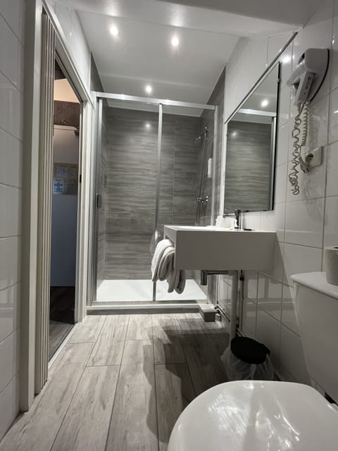 Comfort Single Room | Bathroom | Shower, hair dryer, towels