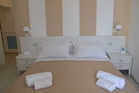 Exclusive Double Room, Balcony, Sea View | Premium bedding, minibar, in-room safe, desk