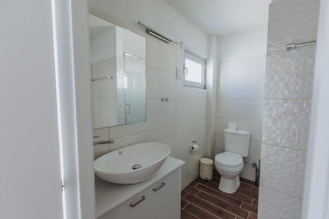 Family Suite, Mezzanine | Bathroom | Shower, free toiletries, hair dryer, bathrobes
