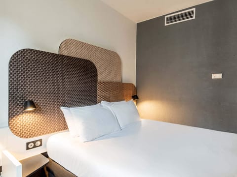 Premium bedding, desk, blackout drapes, soundproofing