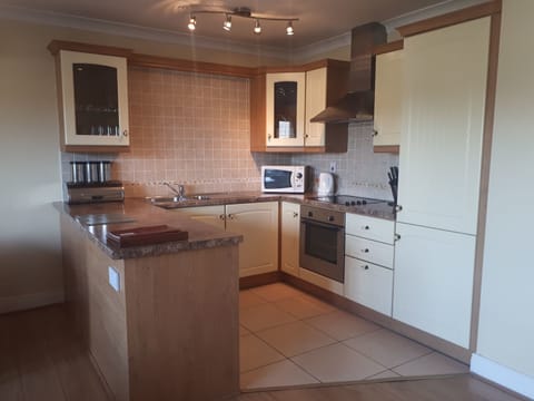 House, 3 Bedrooms | Private kitchen | Fridge, microwave, oven, stovetop