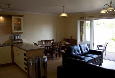 House, 3 Bedrooms | Living room | Flat-screen TV, DVD player