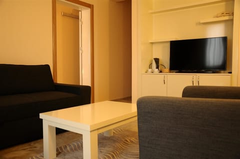 Family Suite | Living area | 20-inch flat-screen TV with satellite channels, TV