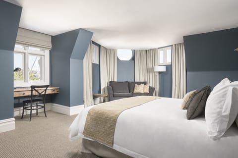 Deluxe Suite, 1 King Bed | Premium bedding, minibar, in-room safe, individually decorated