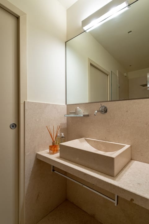 Superior Suite | Bathroom | Shower, free toiletries, hair dryer, slippers