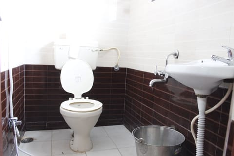 Standard Triple Room | Bathroom | Shower, free toiletries