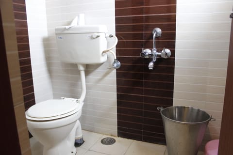 Standard Room, 1 Queen Bed | Bathroom | Shower, free toiletries