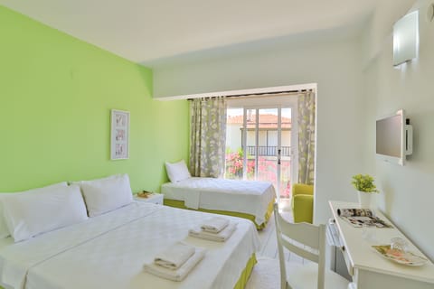 Triple Room | Minibar, free WiFi, bed sheets