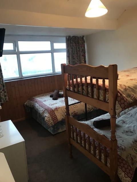 Quadruple Room | Iron/ironing board, free WiFi, bed sheets